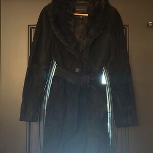 Banana republic button front suede coat with faux fur collar, size M, Blk.